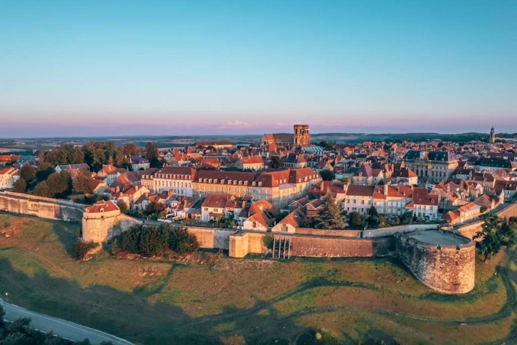 Appartement Au Centre-Ville Avec Cour Langres Eksteriør billede